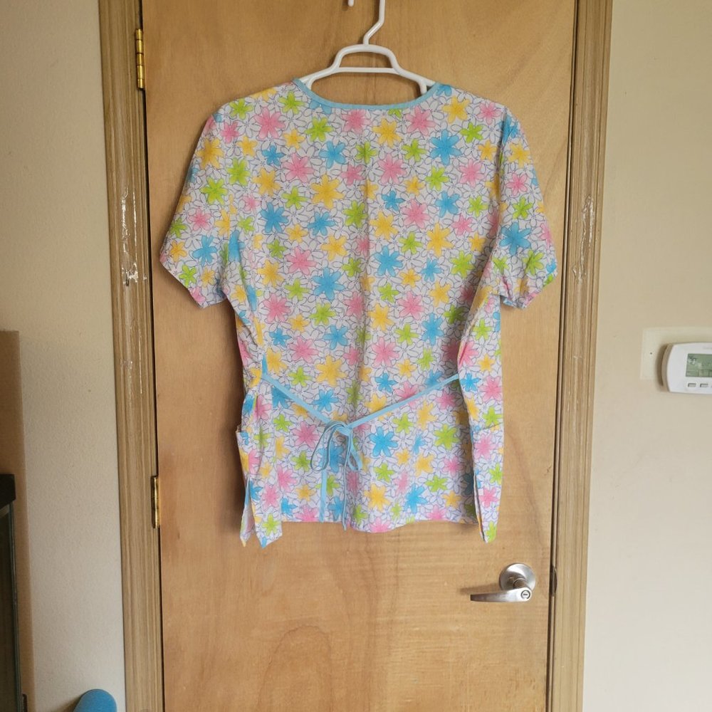💚SB Fashion Scrub 2XL Top  Flowers Pastel Colors - Picture 2 of 6